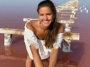 Influencer Polina Strelets acorda de coma após acidente de jet ski em Bali