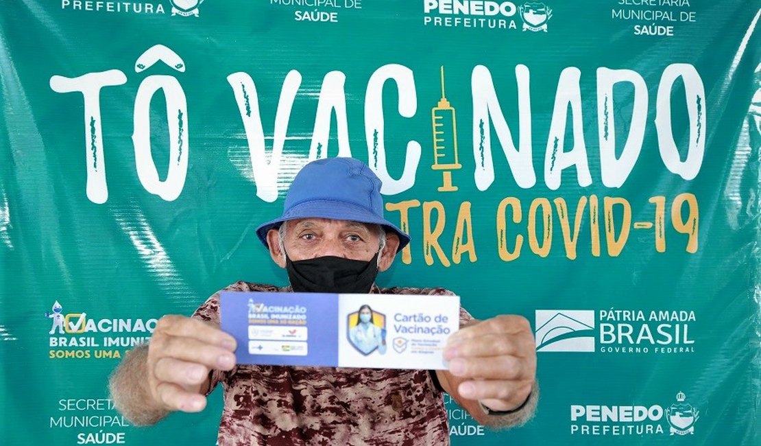 Em apenas um dia prefeitura de Penedo vacina mais de 700 idosos