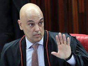 A pedido de Arthur Lira, Alexandre de Moraes teria afrouxado restrições feitas a parlamentares contrários ao resultado das urnas