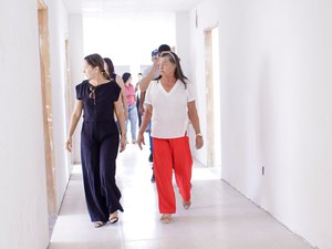 Prefeita Tia Júlia visita obras da Unidade Básica de Saúde do Centro de Palmeira