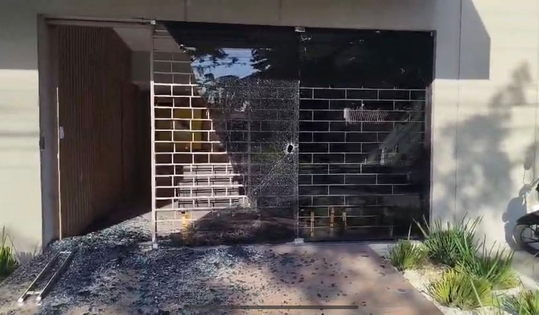 [Vídeo] Ataque a pedradas atinge prédio da Rádio Gazeta FM em Arapiraca