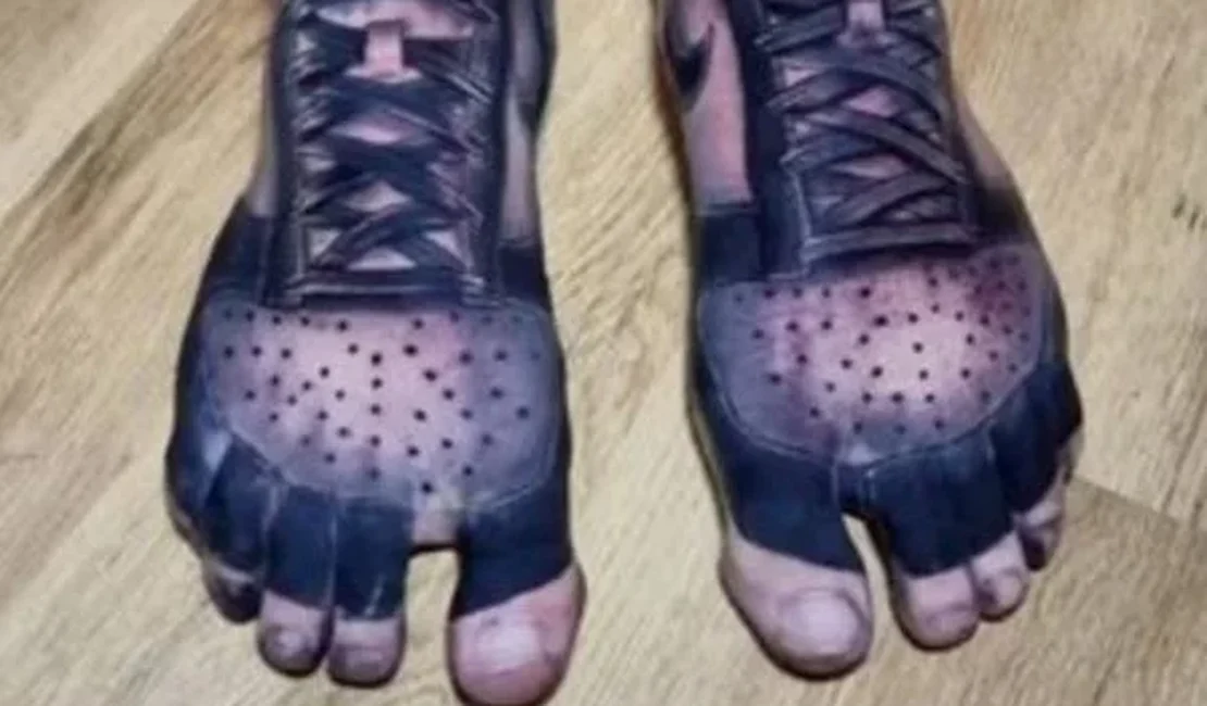 Homem tatua tênis nos pés e desabafa: “Cansado de comprar novos”