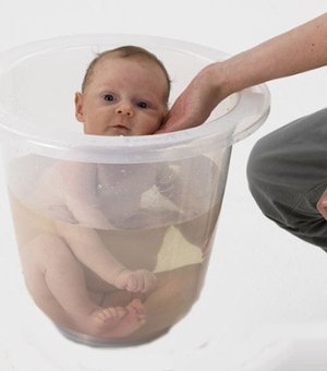 Bebê de 9 meses morre afogado em balde com água