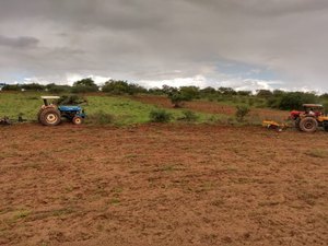 [Vídeo]  Prefeitura de Igaci  garante aração de terra gratuita para pequenos agricultores