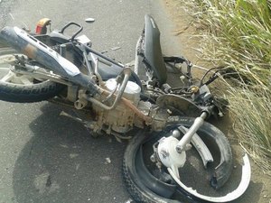 [Vídeo] Motociclista morre após colidir com caminhão