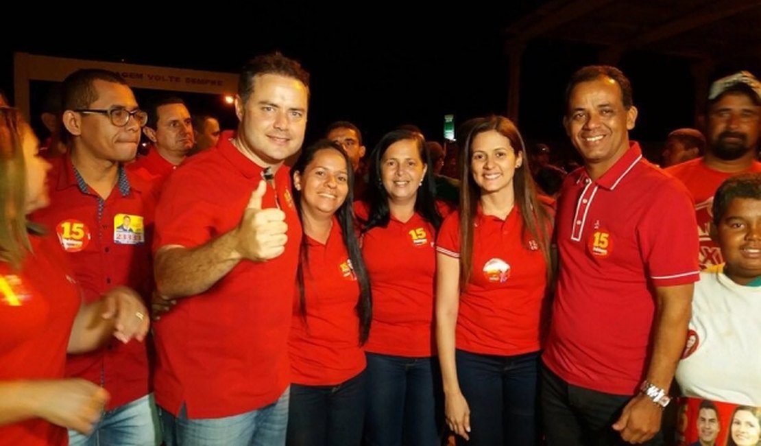 Renan Filho participa de caminhada em Lagoa da Canoa para apoiar Fabiana Lira