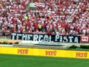 Torcedores do CRB protestam contra presidente em exercício 'Temer Golpista'