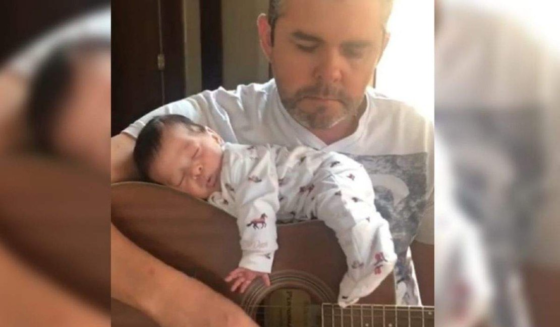 Bebê dorme em cima de violão enquanto pai canta e viraliza nas redes sociais