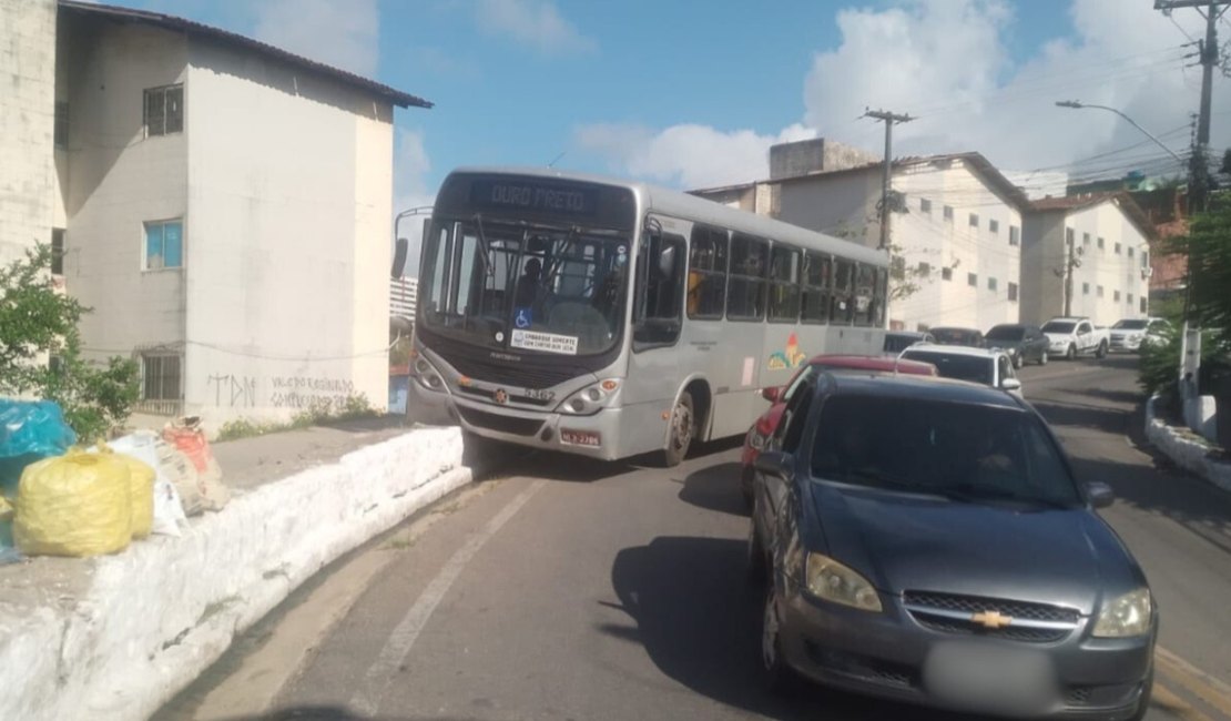 Ônibus perde freio e colide contra mureta no Jacintinho, em Maceió