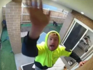 Trancado para fora, homem tem reação inusitada e cena diverte a web