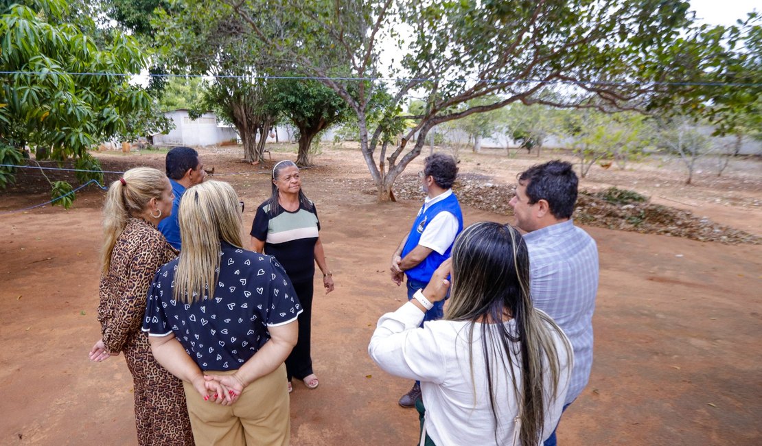 Tia Júlia visita Casa da Esperança e entrega fardamento a servidores da Assistência Social