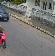 [Vídeo] Câmeras flagram furto de motocicleta em rua movimentada do Farol