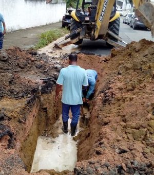 Casal concluiu os serviços de retirada de vazamento de água no Pinheiro 