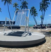 Cadeira de praia gigante chama a atenção de turistas e maceioenses na orla