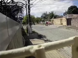 [Vídeo] Criminoso finge ser entregador e rouba celular de mulher no bairro Gruta de Lourdes