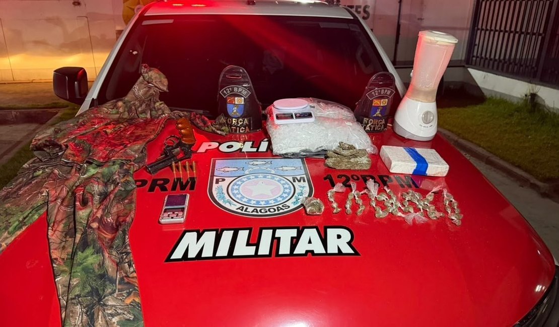 Dupla é presa após PM apreender 1 kg de cocaína e roupa camuflada em Maceió