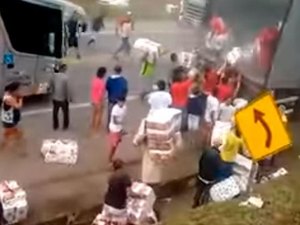[Vídeo] Carga de papel higiênico é saqueada após carreta pegar fogo na BR-116