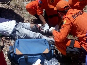 Colisão entre carro e moto deixa mototaxista e passageira feridos