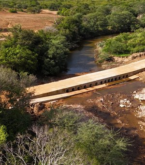 Prefeito Theobaldo Cintra inaugura passagem molhada no Sítio Riachão dos Luzias