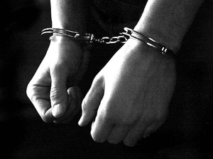 Homem é preso e cinco menores apreendidos suspeitos de homicídio e porte ilegal de arma