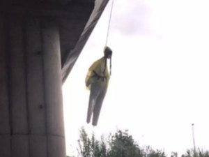 Fantoche de Greta Thunberg é 'enforcado' em viaduto de Roma