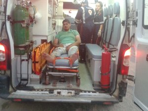 Jovem perde controle de moto, cai e sofre escoriações