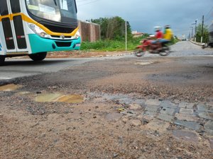 [Vídeo] Buraco aberto pela prefeitura durante recuperação de drenagem causa transtornos a motoristas