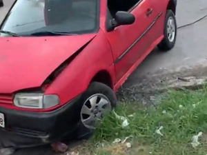 Motorista perde controle e cai dentro de riacho na Ladeira da Moenda
