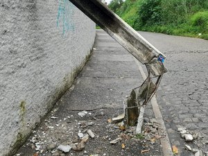Poste cai em cima de muro na ladeira da Mangabeiras