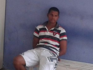 Homem desacata policiais e populares apedrejam a viatura