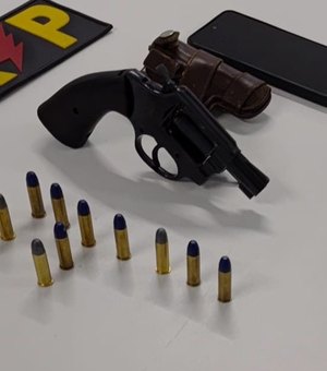 Homem é preso em bar com arma escondida em embalagem de cerveja