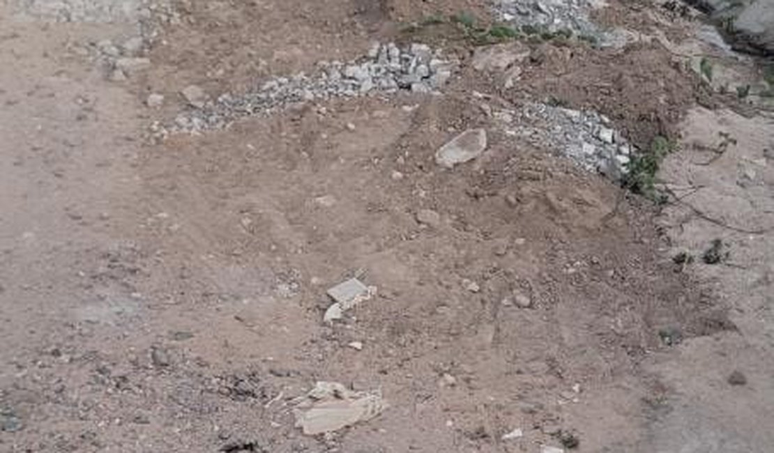 [Vídeo] Morador denuncia abandono e reclama de buracos no Loteamento Porto Vitória