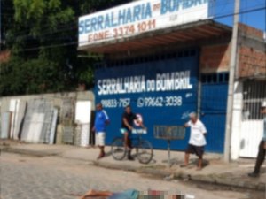 Adolescente é surpreendido por criminosos e morto a tiros em Maceió