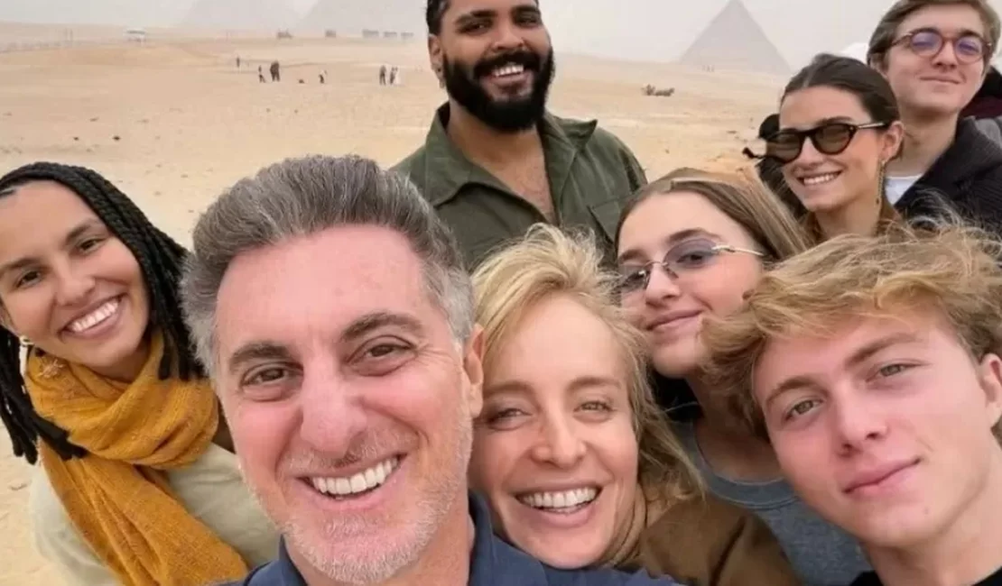 Angélica e Luciano Huck exploram o Egito com os filhos e amigos
