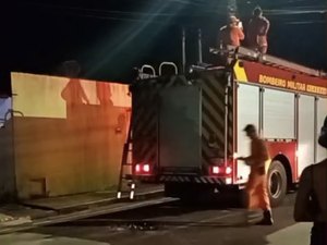 Incêndio se espalha por área de vegetação em conjunto de Arapiraca