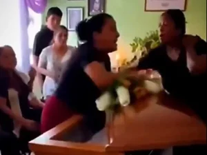 Mulheres descobrem que namoravam mesmo homem e brigam sobre caixão