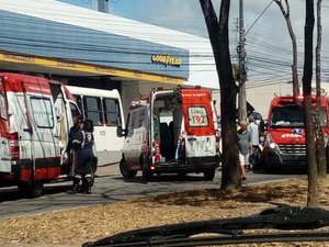 [Vídeo] Colisão entre carro e moto deixa feridos na Avenida Fernandes Lima