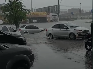 Vídeos mostram alagamentos resultantes das chuvas na capital alagoana