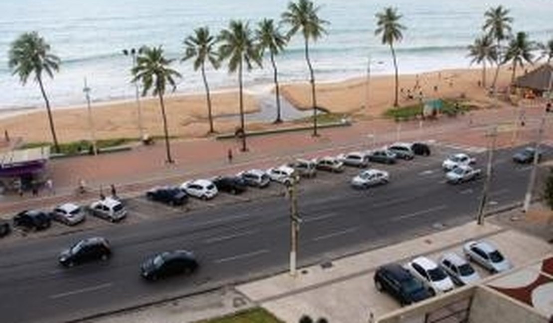 Equipe do IMA coleta amostras de água na praia da Jatiúca