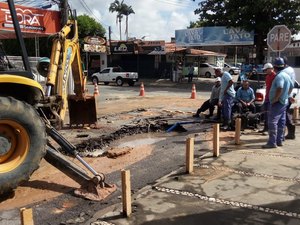 Vazamento de água faz asfalto ceder e preocupa moradores no bairro do Pinheiro 