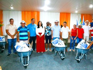 Lagoa da Canoa recebe trator, 200 kits agrícolas e pavimentação de 3,5 km