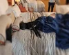 Cachorro que vivia na rua escolhe cama em feira, viraliza e é adotado