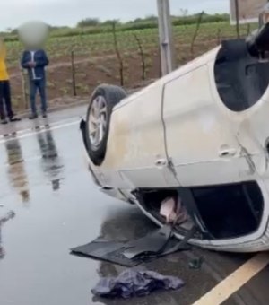Carro capota e mulher fica ferida com lesão na cabeça em Arapiraca