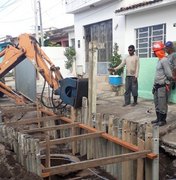 Casal realiza conserto de rede coletora de esgoto no Trapiche da Barra