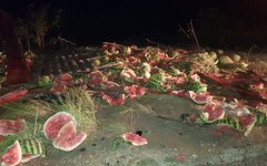Caminhão com melancias tombou na AL 101 Sul