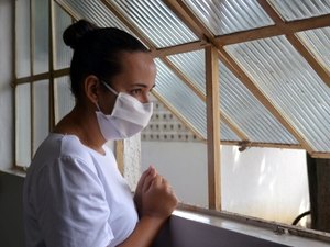 Pacientes tratados em casa devem redobrar cuidados, orienta infectologista 