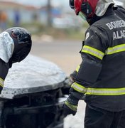 Incêndio atinge veículo estacionado em garagem de residência, em Penedo