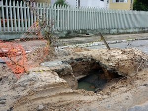 Casal realiza obra para reparo de rede coletora de esgoto na Mangabeiras