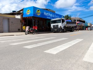 Benedito Bentes recebe sinalização para garantir segurança viária