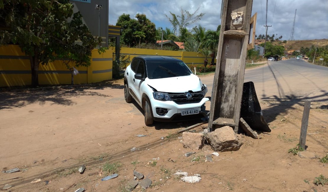 Condutor perde o controle do veículo e colidi contra poste em Maragogi